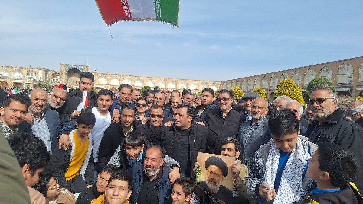 اصفهان امروز یک قاب تاریخی بود؛  
مملو از چهره‌هایی که از محله‌های کوچک آمده بودند تا در کنار هم بایستند. 
امروز دیدم که حماسه چطور از دل مردم ساخته می‌شود.

#فتح_بزرگ
#روز_اتحاد