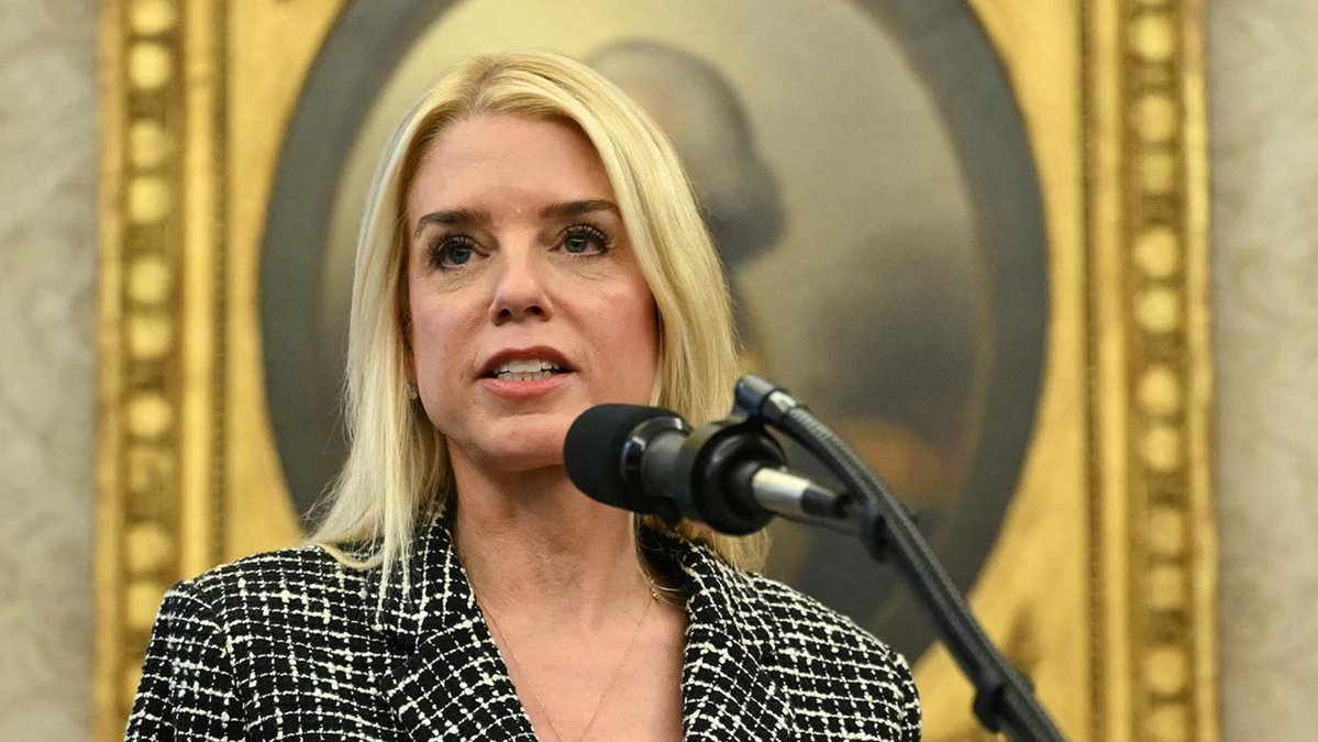 Pam Bondi está encubriendo a la red de pdfilia más grande de la historia. 

La fiscal general de Estados Unidos, encargada de hacer justicia, es cómplice de los peores criminales del planeta.