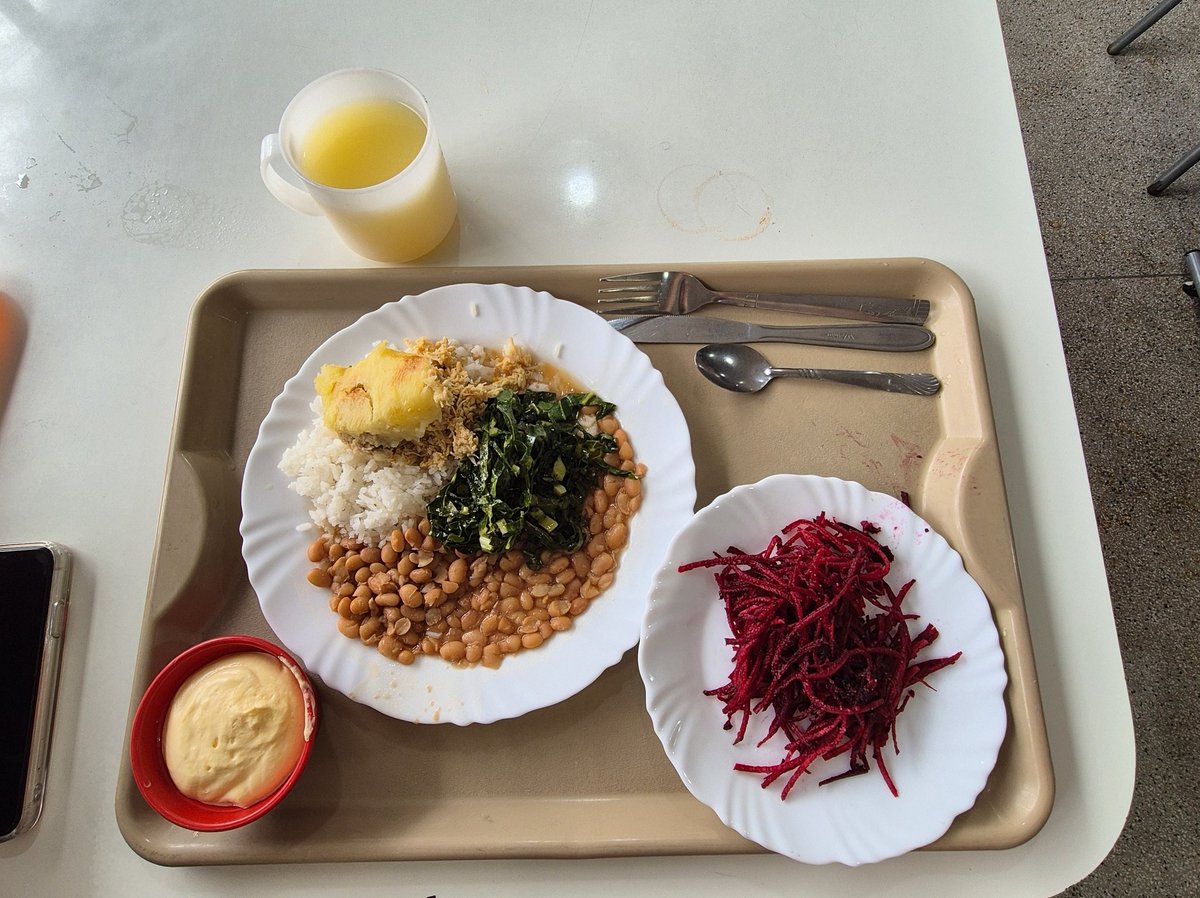 acervobandejao's tweet photo. #Pusp almoço - 11/02/2026
arroz/feijão preto/arroz integral
torta madalena de frango (opção: Torta madalena de PVT)
couve refogada
beterraba
mousse de maracujá
Nota: 9,5/10 https://t.co/YihYbHyRRC