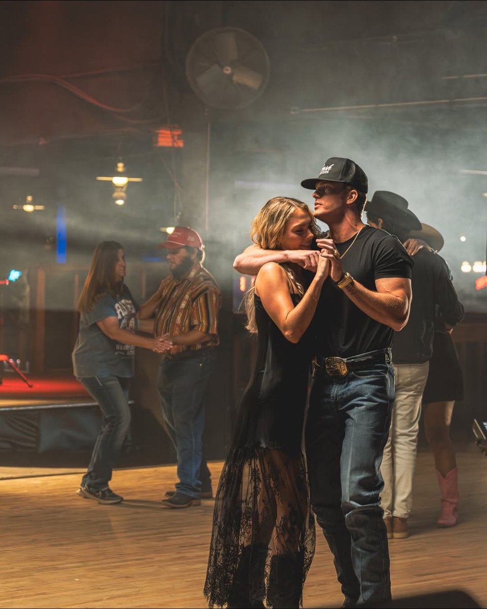 _FreshWestern's tweet photo. Like nobodies watching.

Catch Parker rockin’ Fresh Western in the “Killin’ Me” music video, featuring the incredible @hallieraylight, dropping tomorrow.

📸 : @chriskleinmeier https://t.co/YGfJGgvmJs