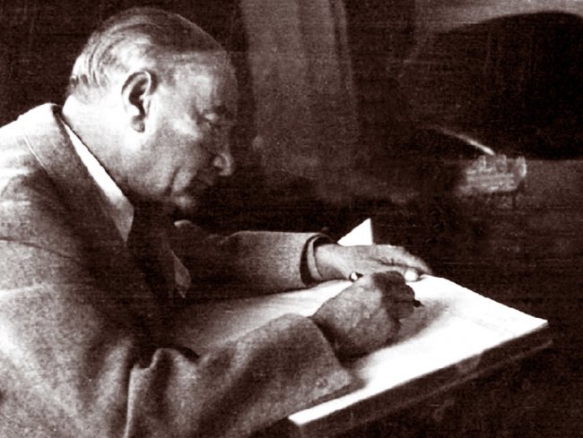 “Türkçe dahil 8 dil biliyordu;
Almanca, Fransızca,
Farsça, Bulgarca, 
Rusça, İngilizce, Arapça.

Düşün, sen şimdi "zamanım yok" diyorsun. 
Adam 57 yıllık ömründe 11 savaşa katılıp, 10'dan fazla kitap yazıp, 4 bine yakın kitap okudu. 

Edebiyattan anladı; şiir yazdı,
Müzikten