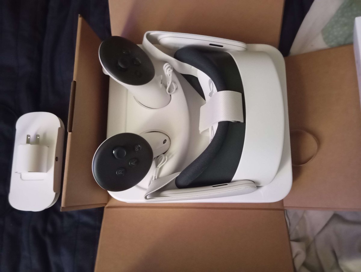 Bueno, buenas tardes a todos uwu como están? Yo bastante bien

Hoy ya se cumple 1 año desde que tengo las gafas y la verdad no me arrepiento de comprarlas, es bonito tenerlas y poder disfrutar de ellas, las cuido con mi alma y me alegro de tenerlas 🌟💚

Tengan un bonito día 🤍💚