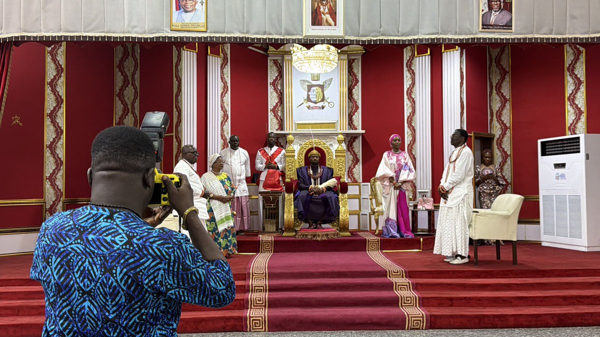 nwoketwit's tweet photo. Accompanied Her Excellency Dr Joyce Banda on a Royal Visit to His Majesty the Olu of Warri Kingdom, Ogiame Atuwatse the III https://t.co/bJQFYTQGnD