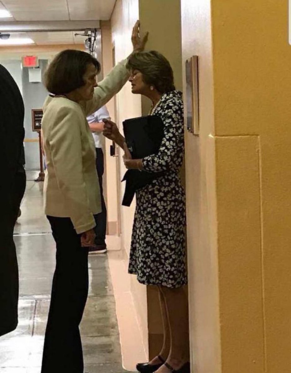 C_3C_3's tweet photo. Senator Lisa Murkowski explained in a single photo.

A corrupt and owned traitor. https://t.co/aX8iogK2QS