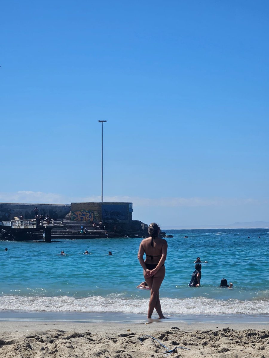 Asumo, desde que fui al caribe la primera vez (hace 12 años atras) dejé de bañarme en las playas de Antofa, pero hoy el agua estaba muy rica y refrescante. 
#Antofagasta