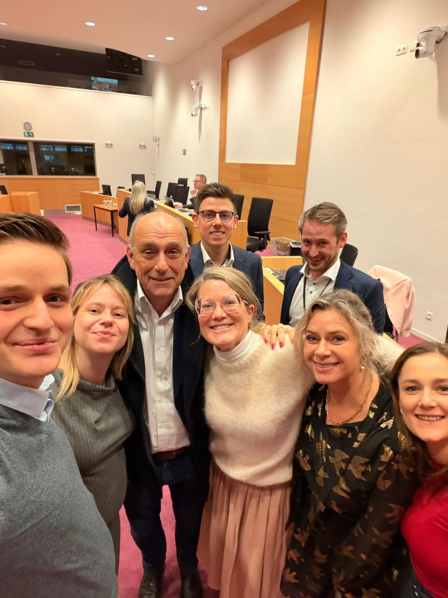 jeroen_bergers's tweet photo. In de commissie Binnenlandse zaken is een marathonzitting van ondertussen al meer dan 10 uur over het migratiebeleid van de regering aan de gang!✌️

Minister @anneleen_vb zorgt voor de verstrengingen waar de Vlaming al jaren voor stemt. Daardoor daalde de instroom de laatste maanden al met 30%. Daarmee doen we het beter dan het Europese gemiddelde en fors beter dan Vivaldi. 💪

Hoe ze dat deed?
- De regels rond gezinshereniging verstrengen, zodat mensen moeten aantonen dat ze genoeg verdienen om voor familieleden te zorgen
- Hotelopvang voor asielzoekers sluiten
- De hoogste terugkeer van criminelen die in de gevangenis zitten sinds 7 jaar
- Binnenkomstcontroles
- Heel wat andere maatregelen

We werken daar verder aan! Er staat komend jaar veel op de planning:
- Extra maatregelen tegen schijn-, gedwongen en polygame huwelijken
- Ondertekening van een bindende nieuwkomersverklaring bij een visum- of verblijfsaanvraag
- Taaltesten worden mogelijk in de landen van herkomst
- Woonstbetreding wordt mogelijk bij duidelijke aanwijzingen van criminele illegaliteit
- Er komt een masterplan gesloten centra om de terugkeer te verhogen
- Nog heel veel andere maatregelen voor een streng, maar rechtvaardig migratiebeleid in de praktijk te realiseren.

Grote dank aan minister @anneleen_vb en haar medewerkers voor dit goede werk. Alsook aan collega's @vanderdoncktwim, @KatrijnvanRiet, @BertWollants, @FriedaGijbels en uiteraard @VreeseMaaike die ook vanuit de Kamer heel wat sterke wetsvoorstellen om dit beleid te realiseren indient, maar er vandaag door een parlementaire zending uitzonderlijk niet kon bijzijn. 🙌