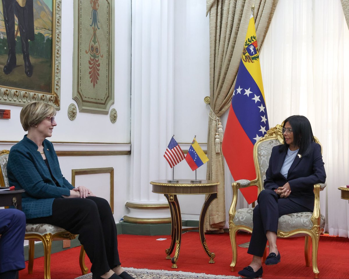 WalterVMG's tweet photo. ¿Cómo se dice “rodilla en tierra” en inglés? https://t.co/MLI49LxMvQ