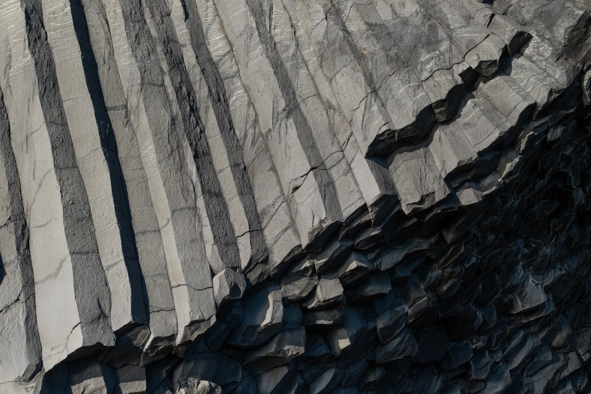 ricardotakamura's tweet photo. In recent days, strong winds and powerful swells reshaped the shoreline, removing much of the sand that once framed the basalt columns. Areas that used to feel open and accessible are now claimed by the sea.

Reynisfjara was never static. It has always existed in tension between beauty and force. This is just a reminder that even landscapes that seem eternal are constantly being rewritten.