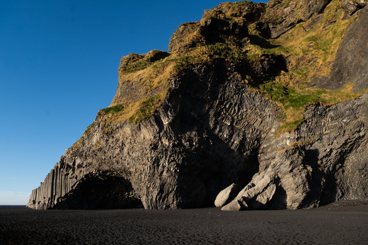 ricardotakamura's tweet photo. In recent days, strong winds and powerful swells reshaped the shoreline, removing much of the sand that once framed the basalt columns. Areas that used to feel open and accessible are now claimed by the sea.

Reynisfjara was never static. It has always existed in tension between beauty and force. This is just a reminder that even landscapes that seem eternal are constantly being rewritten.