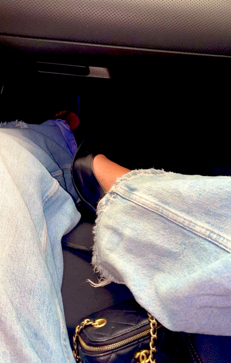 Financialglamou's tweet photo. Je me demande, comment une femme peut aimer des losers pareil.. vous avez bien trouver votre rôle dans la vie, celui de servir quoi que je dise. De toute façon, vous n’avez plus tellement le choix… n’est ce pas Claude ? C’est 200 avant 21h30 🥰 #moneyslave #findom #goddess https://t.co/drZpjH2dn8