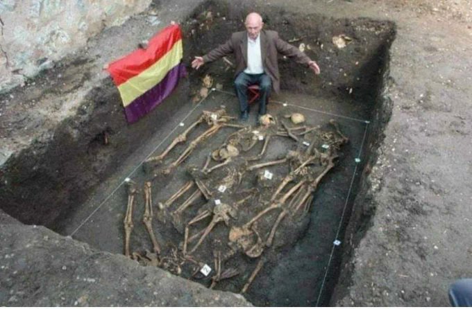 El día llegará que se explique en los colegios que para restaurar la monarquía se acabó con la Democracia y la vida de millones de españoles -fusilados, torturados y exiliados-
#CerrarLaMonarquía, tu corona está manchada de sangre y lágrimas