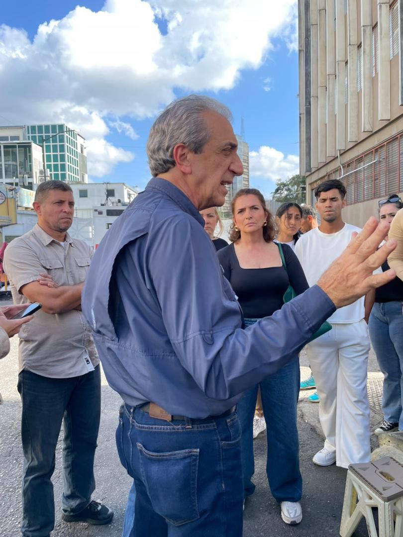 LA CALLE NO SE DETIENE 

Los ex presos políticos Biagio Pilieri, Doreski Rojas y Oscar Castañeda llegaron a Zona 7 para acompañar y escuchar a los familiares de los presos políticos injustamente detenidos.