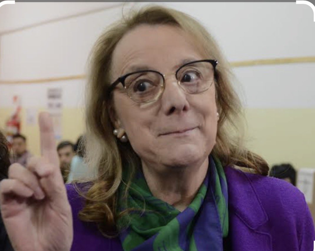 La Senadora Alicia Kirchner, ladrona de la Nación Argentina no debería estar en el Senado. Es cómplice de su hermano Néstor y su cuñada Cristina 
Debería estar presa