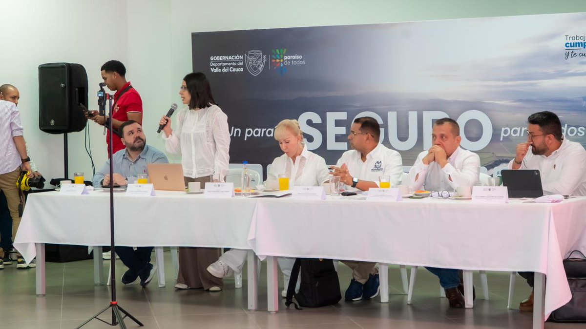 MinInterior's tweet photo. En el marco del #CORMPE se han evaluado y adoptado medidas de protección para 474 precandidatos presidenciales, aspirantes al Congreso y candidatos #CITREP.
Los esquemas, individuales y colectivos, se coordinan con la @UNPColombia y la Fuerza Pública según el nivel de riesgo. https://t.co/z6XVYa2jvo