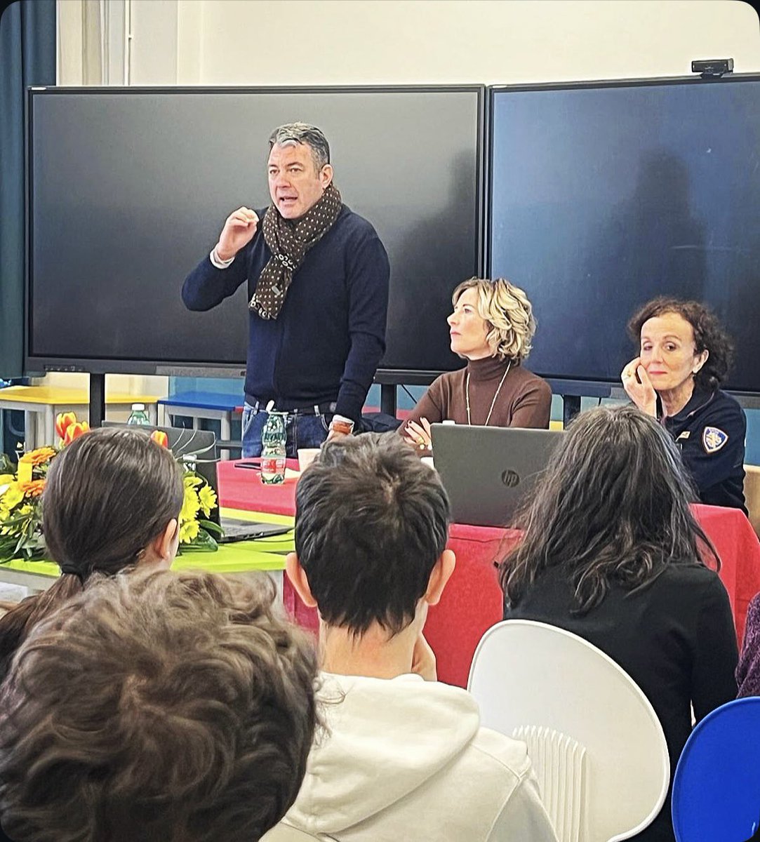 🚔👮🏻Oggi con la Preside Spadaccio e Rosa Petriccione della Sezione Operativa per la Sicurezza Cibernetica (S.O.S.C.).  Che bella giornata insieme a studenti, docenti e tutto il personale scolastico! 📲#ServireNonServirsi