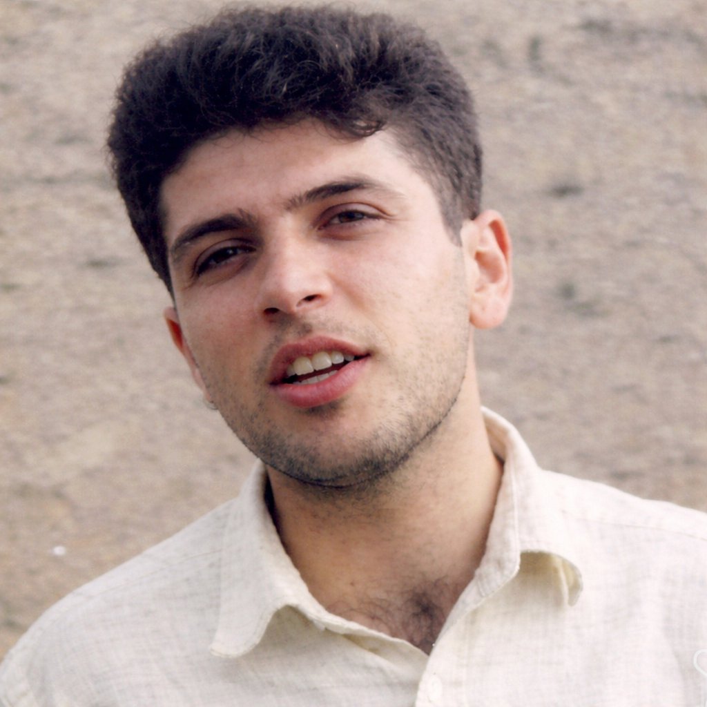 لە بیرتان بێت
پشت لە شیعر 
لە گۆرانی
لە خەون
و لە لەیلاکانتان نەکەن!
منداڵەکانتان فێر کەن بۆ نیشتمان، بۆ ئەمڕۆ و بەیانی مندالێک بن لە جنسی شیعر و باران…

#فەرزاد_کەمانگەر 
#ژن_ژیان_ئازادی