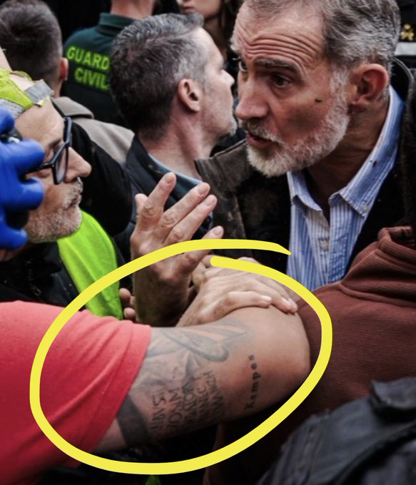 Nunca olvidéis que el pre-parao, levantando su voz de pito, ordenó a sus guardaespaldas: “Dejad que los nazis se acerquen a mí”.
#CerrarLaMonarquía, pues su fascismo es ostensible.