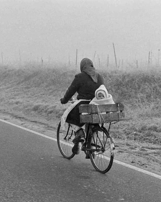 Rural worker carrying baby, 1975 - by Inácio Ludgero (1950), Portuguese