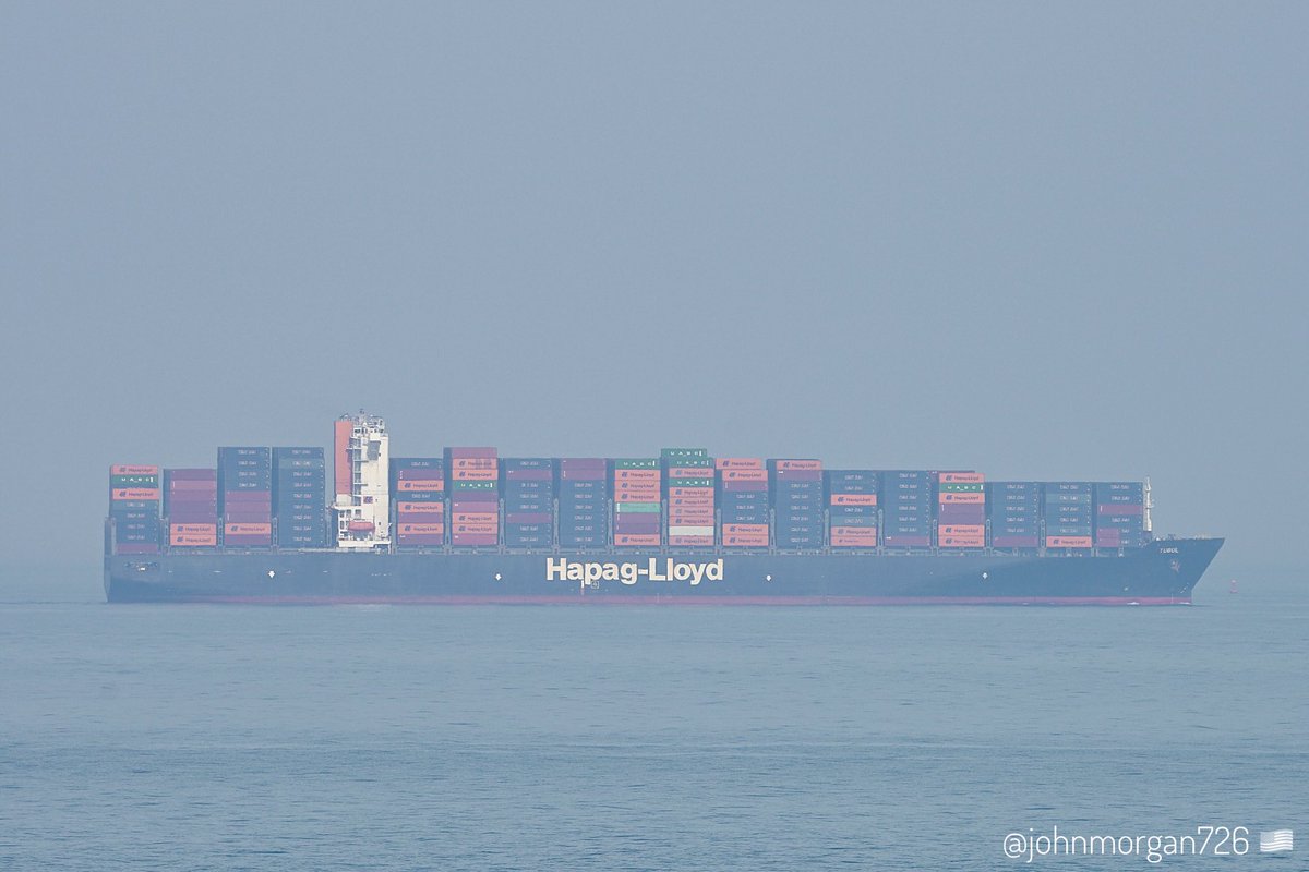 johnmorgan726's tweet photo. At 300 meters the #HapagLloyd T-class #ContainerShip #TUBUL, IMO:9447873 en route to Charleston, South Carolina USA, flying the flag of Liberia 🇱🇷. #ShipsInPics https://t.co/jtkY2OGSmJ