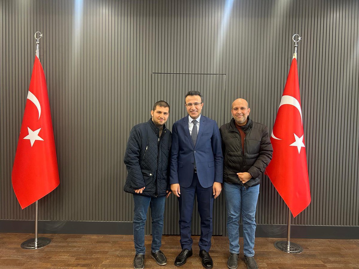 Sağlık problemine rağmen yüksek öğrenimine devam eden, azmi ve çalışkanlığı ile hepimize örnek olan Ahmet KARANFİL kardeşimiz ve babası Adnan KARANFİL, Kaymakamımız Sayın Ayhan AKPAY’ı makamında ziyaret ettiler. Nazik ziyaretlerinden dolayı teşekkür ederiz. <a href="/AyhanAkpay/">Ayhan Akpay</a>