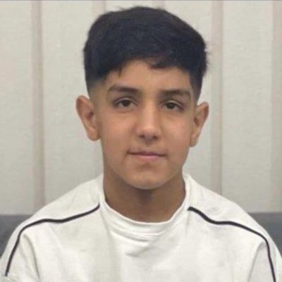 پسرم،پسرکم…
هرکجا که باشی تو را پیدا خواهم کرد
درمیان همه‌ی مرگ‌ها تو را باز پس خواهم آورد
دست‌هایت را خواهم یافت
استخوان به استخوان،تن تو را خواهم بست!
پسرم،با خاک و با آب،پسرم با خون خودم
زیبا و خوب،به همان‌سان که بودی،تو را خواهم آفرید.
#ابوالفضل_وحیدی