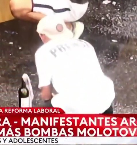 Un kukardo con una remera de "PRENSA" tirando bombas molotov.

Que te lo defienda <a href="/alejandroalfie/">Alejandro Alfie</a>  y <a href="/FOPEA/">FOPEA</a>