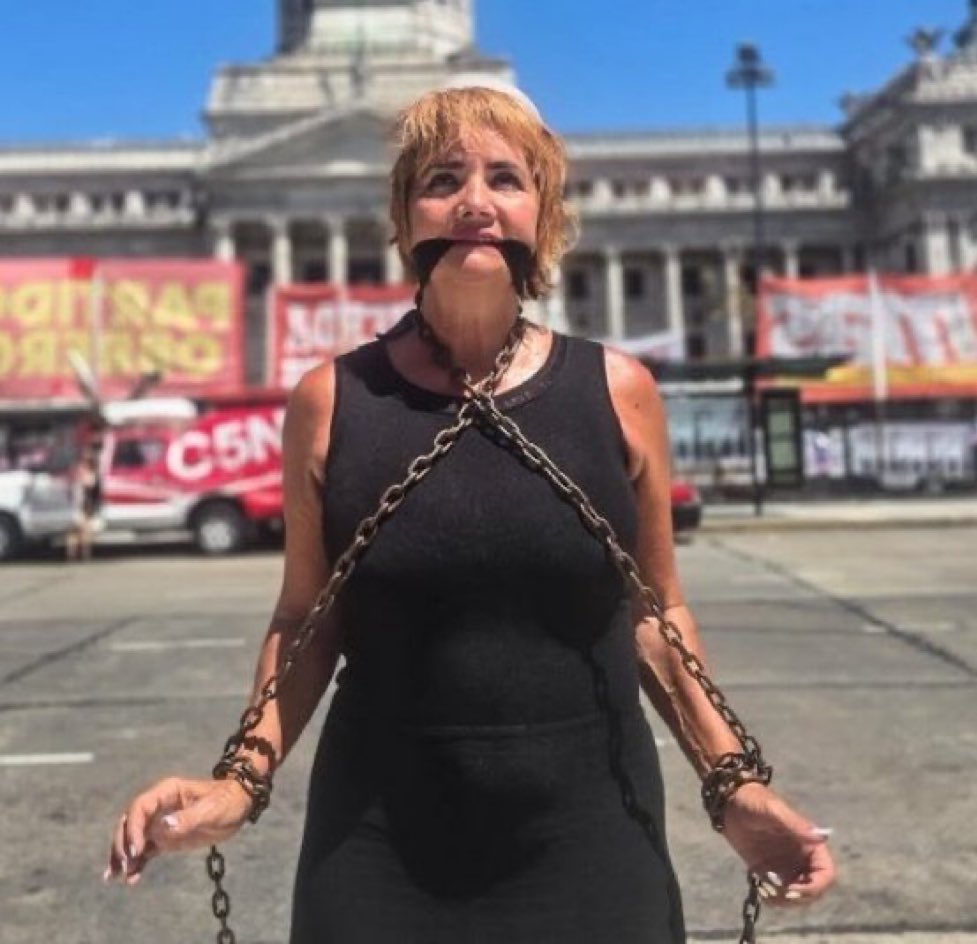 Myrtle Snow segundos antes de hacer historia al grito de Balenciaga mientras la quemaban viva.