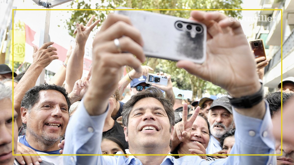 elcancillercom's tweet photo. [POLÍTICA] Kicillof y el Movimiento Derecho al Futuro, en la movilización contra la reforma laboral. 📸 https://t.co/e7hXLV6OeY