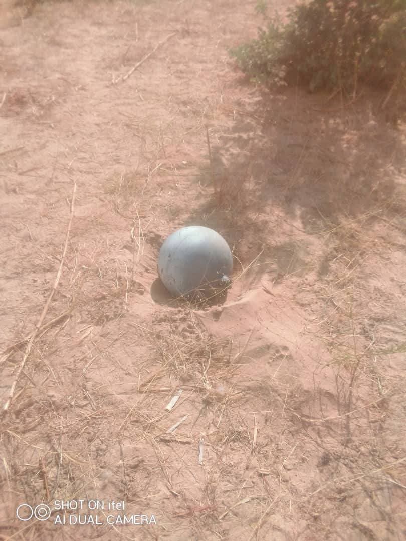 #Niger ⚫️ Une boule métallique sphérique (de 2 hémisphères soudées, avec des buses/valves saillantes sur les côtés), serait tombée du ciel en ce mercredi 11 février 2026, aux environs de 11h00 (heure locale) à Kornaka, département de Dokoro, région de Maradi, selon des sources