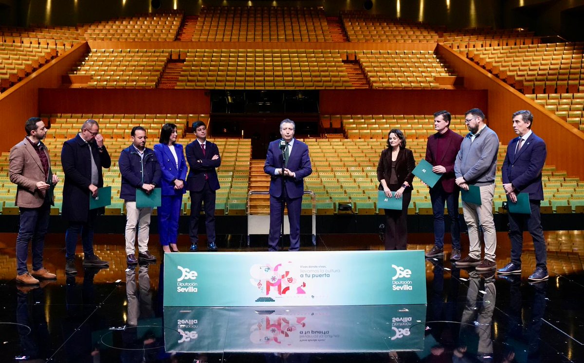 Al Presidente de la <a href="/DIPUSEVI/">Diputación de Sevilla</a> se le ha ido el postureo de las manos. Se lleva a 8 alcaldes a hacerse una foto al teatro de La Maestranza para anunciar la reahibiltación de los teatros de sus pueblos. Teatro vacío como la cabeza de más de uno. #postureo