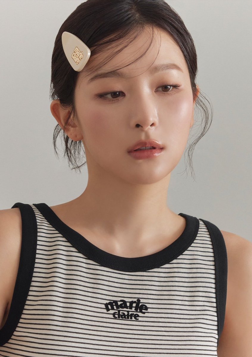 #SEULGI
2026 First Idol Ambassador of Marie Claire
2023 First Female Idol to collab w/ Adobe 
2022 First KR Female soloist to have #1 WW iTunes album for 3 consecutive days 
2021 1st Idol to be global ambassadr of Salvatore Ferragamo
2020 1st Female ambassadr of Converse KR
🥹💛