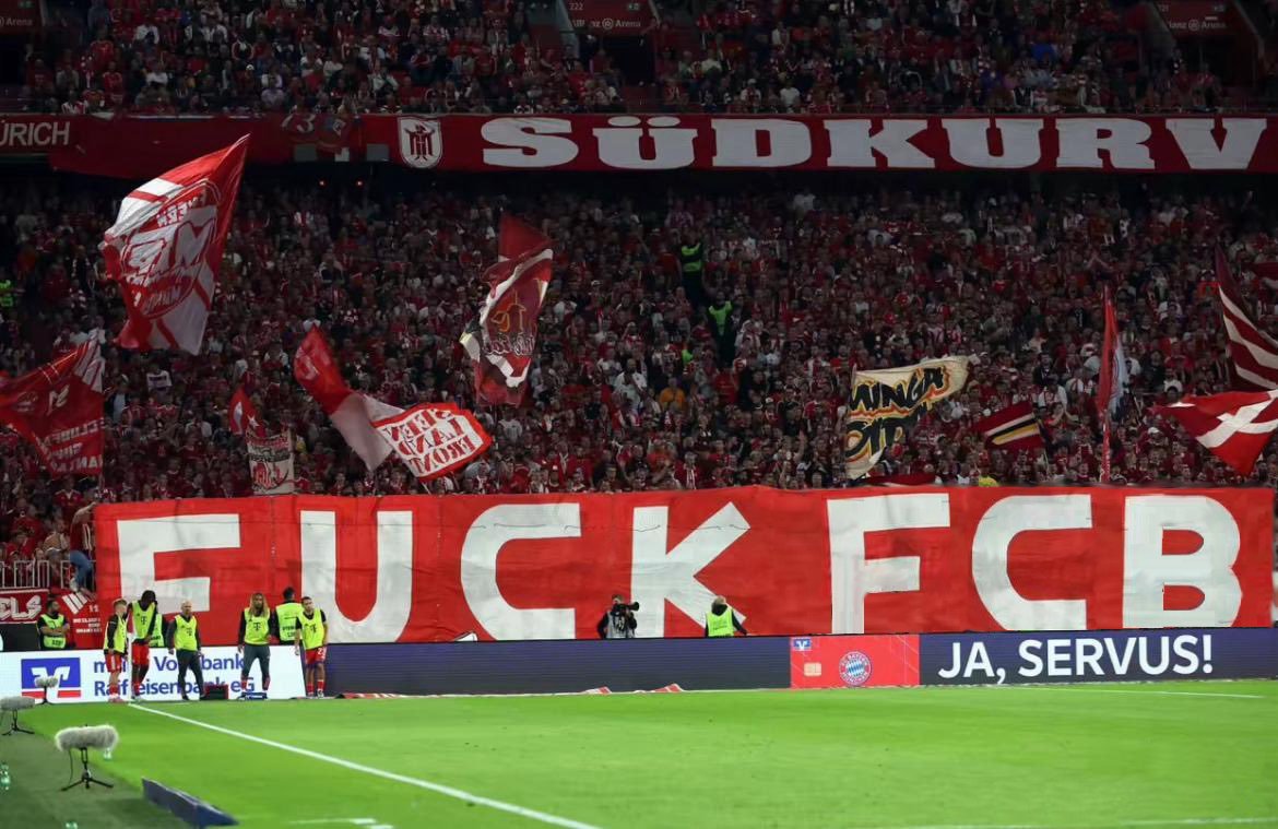 RBoligei's tweet image. HAHAHA - die Bayernfans mal wieder, sieht gut aus im TV😅

#FCBRBL #DFBPokal