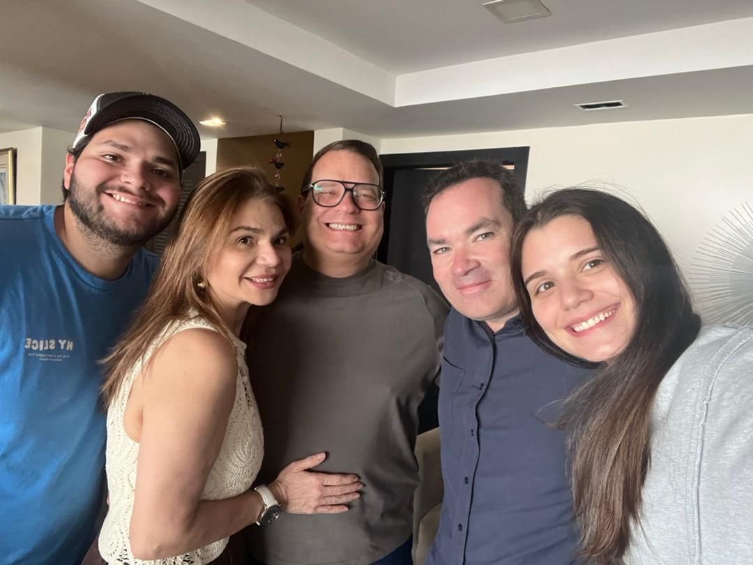 Hoy mi hermano Pedro cumple años.
Y por segunda vez no puede celebrarlo en libertad. Aún sigue preso injustamente.

Para nosotros como familia, Pedro ha sido un gran soporte: el hermano que está pendiente de todos, el que siempre busca unirnos y el que muchas veces sacrifica sus