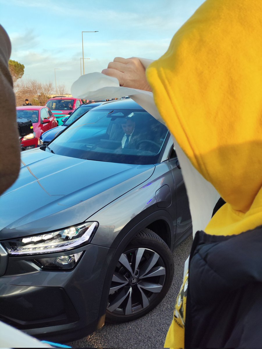 A tot això, estem uns mica preocupades per si el molt honorable conseller ha arribat al seu lloc de treball a "representar el poble". A hores d'ara no en sabem res més.
<a href="/gencat/">Generalitat de Catalunya</a> si en sabeu alguna cosa aviseu.