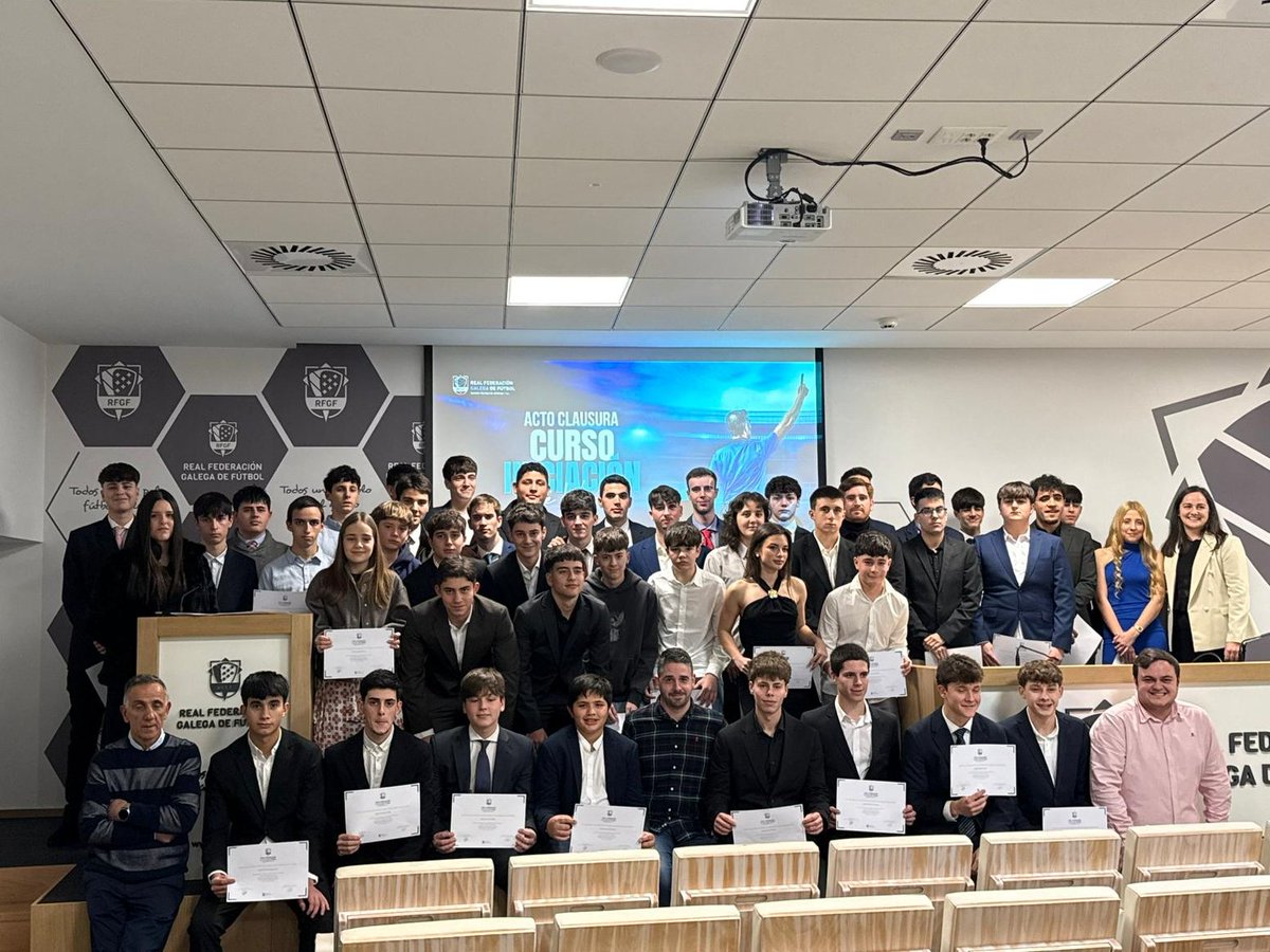 🚩 Clausura do curso de iniciación á arbitraxe en Vigo

👥 O vicepresidente da RFGF, Fernando Iglesias; a directiva do CTGAF, Elena Casal; e o delegado do CTGAF en Vigo, Cristián Vázquez, puxeron o punto a final a un curso con 53 novos colexiados

🔝 O evento contou coa presenza
