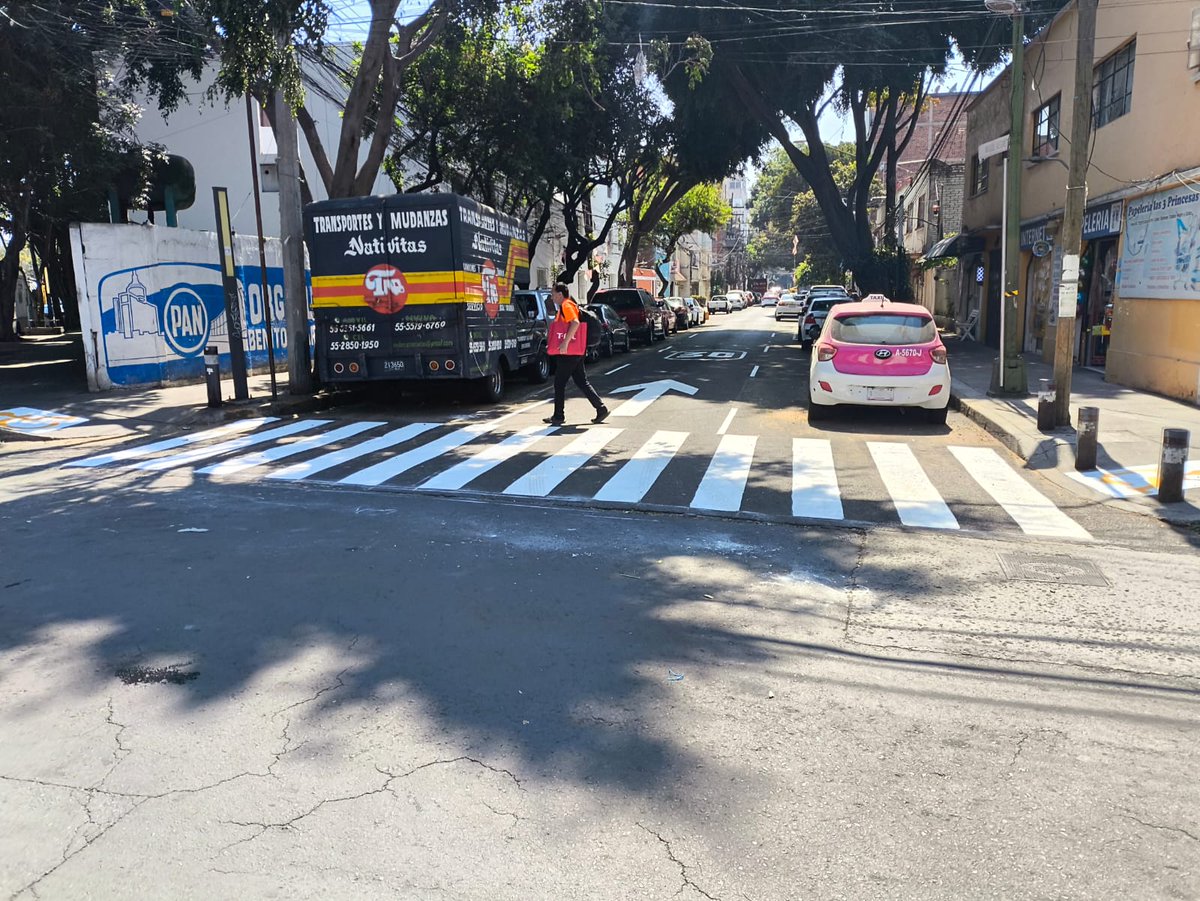 A través de nuestro equipo de #DGSUBJ, realizamos el balizado del cruce en Miguel Negrete y Romero, fortaleciendo la seguridad vial para peatones y automovilistas. 🚧
Seguimos trabajando para que Benito Juárez tenga calles con más #OrdenYSeguridad.