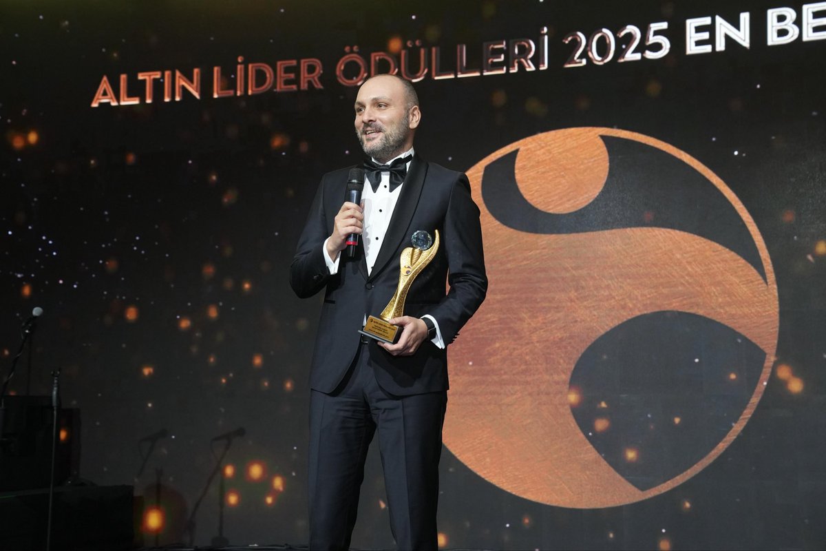 bahcesehir_k12's tweet photo. Türkiye’nin iş dünyasında çalışanların oylarıyla belirlenen Altın Lider Ödülleri’nde, Türkiye’nin en beğenilen liderleri açıklandı.

Bahçeşehir Koleji ailesi olarak, Mali İşler ve Finanstan Sorumlu Genel Müdür Yardımcımız Mustafa Koçak’ın bu yıl da Türkiye’nin “En Beğenilen 50 CFO”su arasında yer alarak Altın Lider Ödülü’ne layık görülmesinin gurur ve mutluluğunu yaşıyoruz. ✨👏🏼

Kendisini bu değerli başarısından dolayı tebrik ediyor, liderliği ve vizyonuyla kurumumuza kattığı değer için teşekkür ediyoruz. ❤️💙