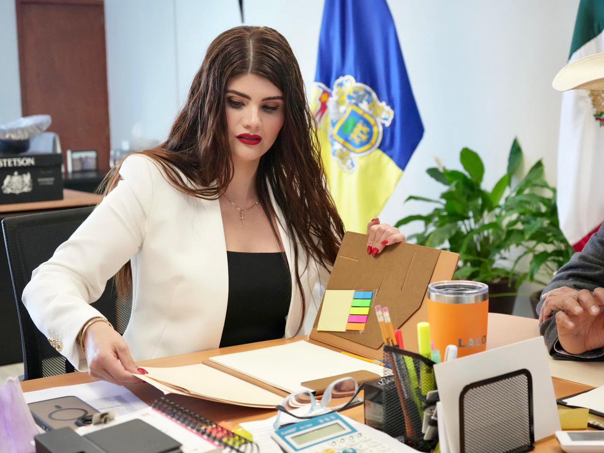 Sostuve una reunión con el Secretario de Agricultura y Desarrollo Rural del Estado de Jalisco, <a href="/LaloRonR/">Lalo Ron Ramos</a>, con quien dialogué sobre los retos y oportunidades que enfrenta el campo en nuestras regiones. 🌾🐮

Coincidimos en la importancia de fortalecer a nuestras y nuestros