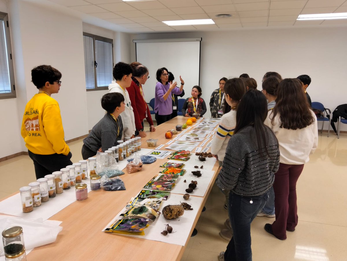 Hoy, nuestras compañeras Marta Moreno y Concha Atance han recibido en la ETSIA de Ciudad Real al alumnado del CEIP Carlos Eraña. Ha sido un auténtico gusto despertar la curiosidad científica de los más jóvenes. Esperamos que hayáis disfrutado de la experiencia tanto como nosotros