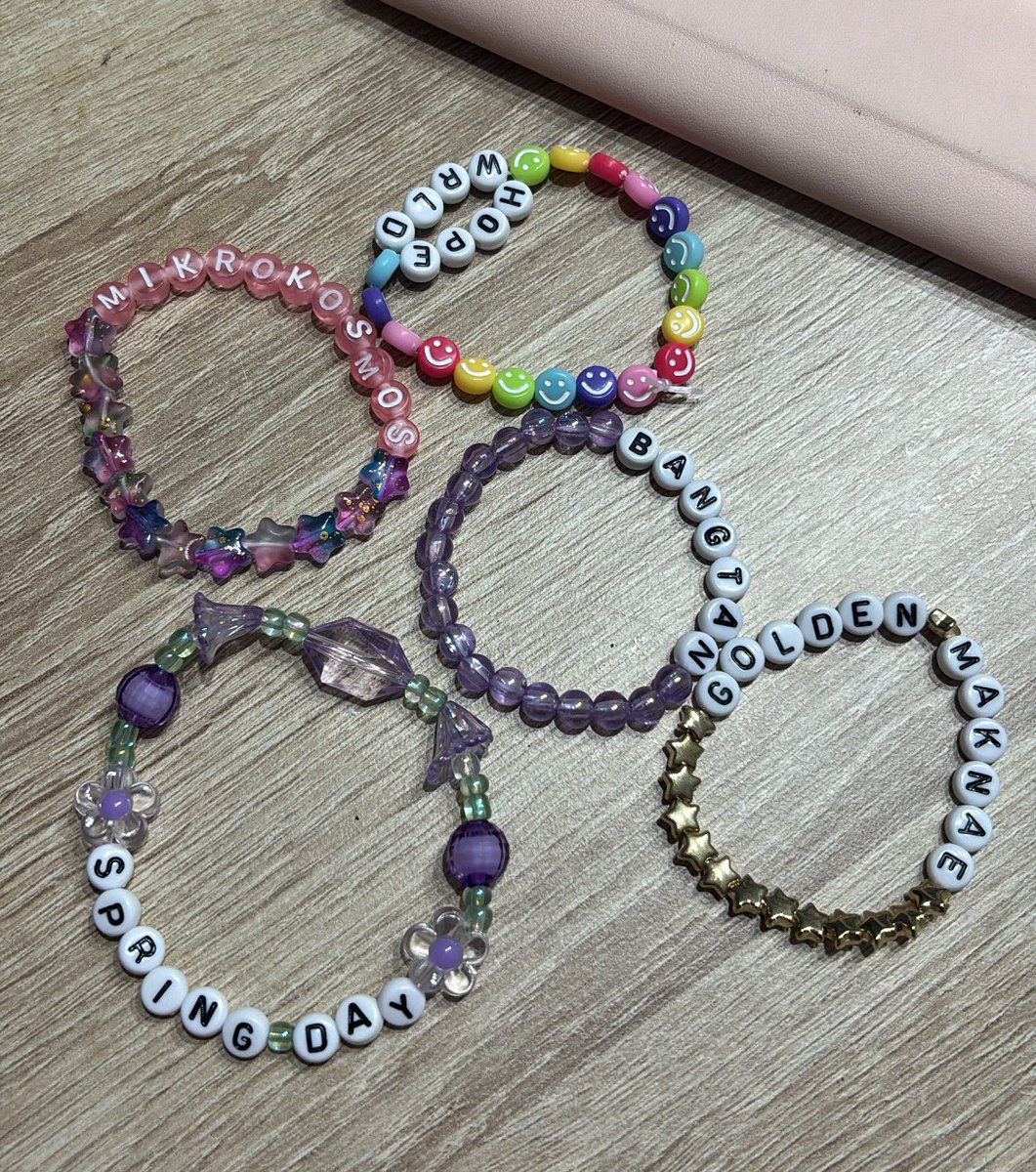 _mxrrorball's tweet photo. igual que en el eras tour, aquí os dejo un hilo de ✨pulseritas✨ para el tour de bts 🧚🏻‍♀️🧚🏻‍♀️🧚🏻‍♀️ aquí las de hoy https://t.co/p6m9ugh1pK