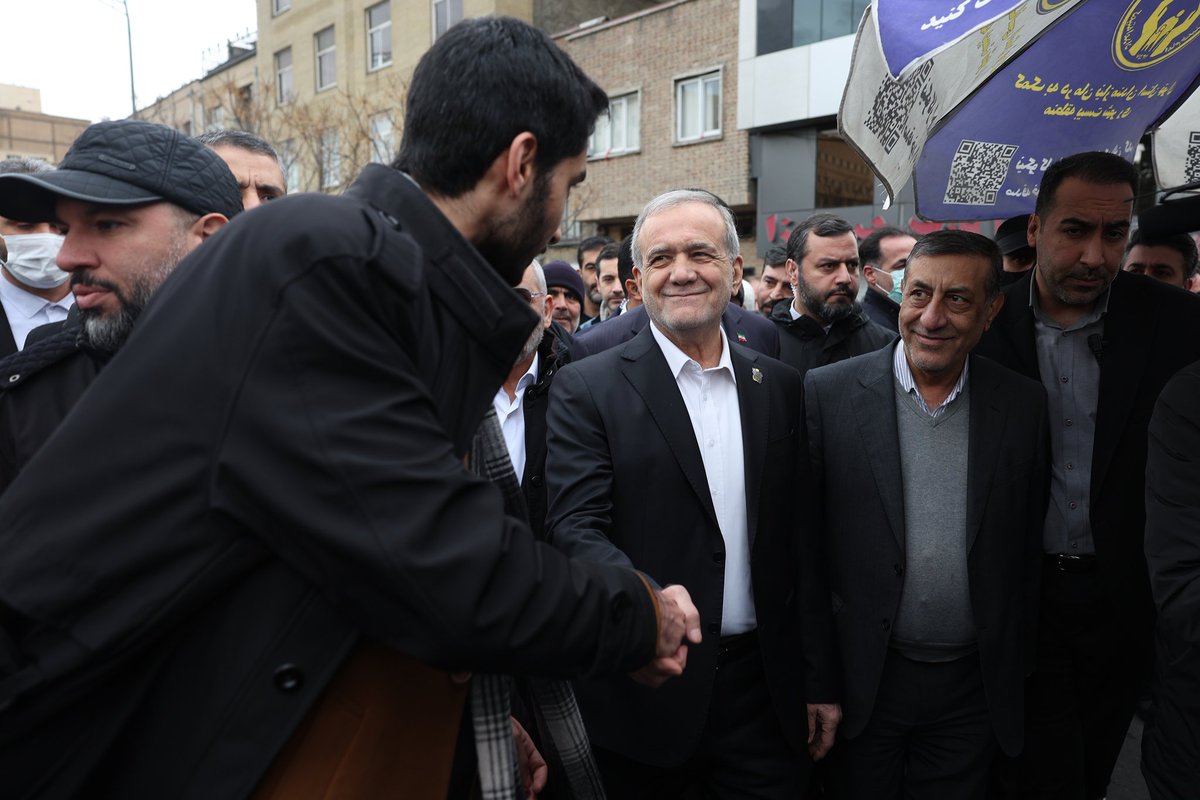 رئیس‌جمهوری که بگه: «شرمنده‌ی مردمیم» و خودش رو «نوکر مردم» بدونه، دنبال تقابل نیست؛ دنبال ترمیمه.
پزشکیان نه پشت مردم ایستاده، نه مقابل‌شون؛کنارشون ایستاده.
 و همین فرق ِ #پزشکیان با بقیه‌ست.