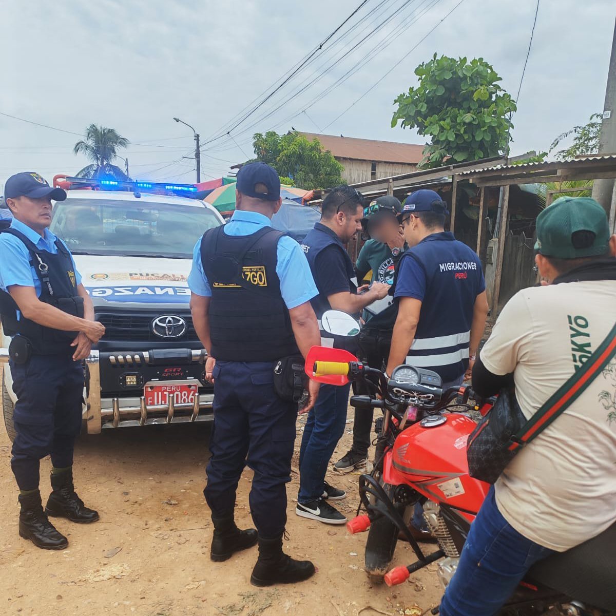 MigracionesPe's tweet photo. 🚨#TrabajoConjunto | #Migraciones 🇵🇪 y la @PoliciaPeru refuerzan la seguridad migratoria en #Arequipa, #CoronelPortillo, #Cusco, #Huancayo, #Ica, #SanMartín y #Tumbes, mediante operativos de verificación y fiscalización migratoria, en los que la #PNP intervino a 233 extranjeros. https://t.co/7xdJaP4bu2