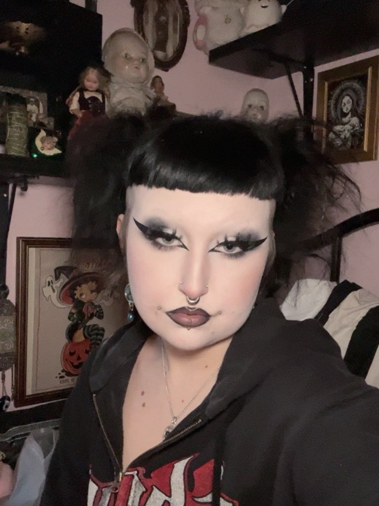 Going live on twitch!! Come say hi!! 

twitch.tv/ghoulishlillith

#gothgirl #goth #gamergirl #twitchstreamer #twitch #gothic