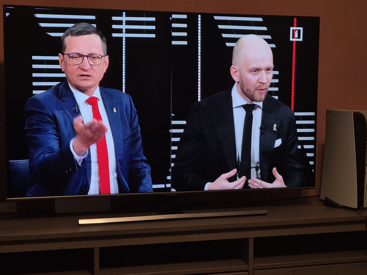KasparsTim's tweet photo. Viena no retajām reizēm, kad Progresīvo vadonis šķiet pats saprātīgākais Domburšova dalībnieks. 

Pilnīgi savādāk uztverams raidījums, kad ir skaidrs, ka vecie gurdenie (30-50 mio atbalstu piesedzošie) čaļi mēģina vienkārši atstrādāt augstākminētos mio. https://t.co/AgR4wdc0QI