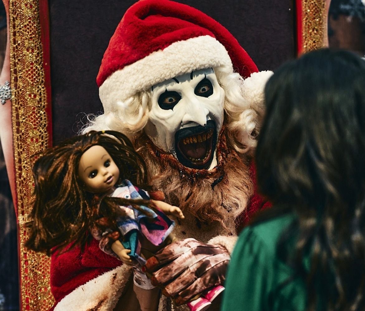 zombyte_oficial's tweet image. Según Dread Central, #ScaryMovie6 incluirá una parodia de la escena de #Terrifier3 donde art el payaso se viste de Santa en un centro comercial y acaba detonando un explosivo que acaba con varias personas entre ellos niños. 💣 🤡