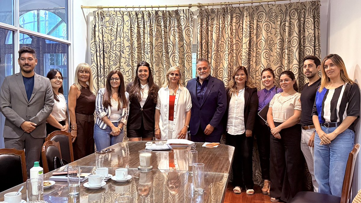 ArielPuy's tweet photo. Llevar adelante un trabajo mancomunado y la definición conjunta de las herramientas necesarias para optimizar la seguridad jurídica, la labor notarial y el fortalecimiento institucional, fueron los ejes principales de este encuentro que mantuvimos con la nueva comisión directiva del Colegio de Escribanos, que preside la escribana Ana Cecilia Montero.

En una charla positiva, con un horizonte que nos proyecta hacia una tarea compartida y de plena cooperación, analizamos la realidad que atraviesan el país y la provincia en cuanto a la defensa de los bienes del Estado -una política central de nuestra gestión- y la extranjerización del territorio. 

También, hablamos de la importancia de revalorizar el ejercicio de los notarios en la sociedad y su participación activa en las políticas públicas referidas a la regularización dominial.

Vamos a profundizar este vínculo y diagramar una agenda en conjunto en pos del bien común de los riojanos y la provincia.
