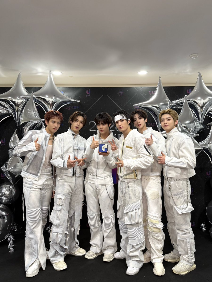 [📷]
#에이티투데이_260211

모챔과 2026 'D AWARDS'
에투메 손 위에 안착한 트로피🏆

앞으로 더 멋진 무대로 보답할게요!!
82DE 짜라매🖤 

#82MAJOR #82메이저 #에이티투메이저
#82데이 #82TODAY