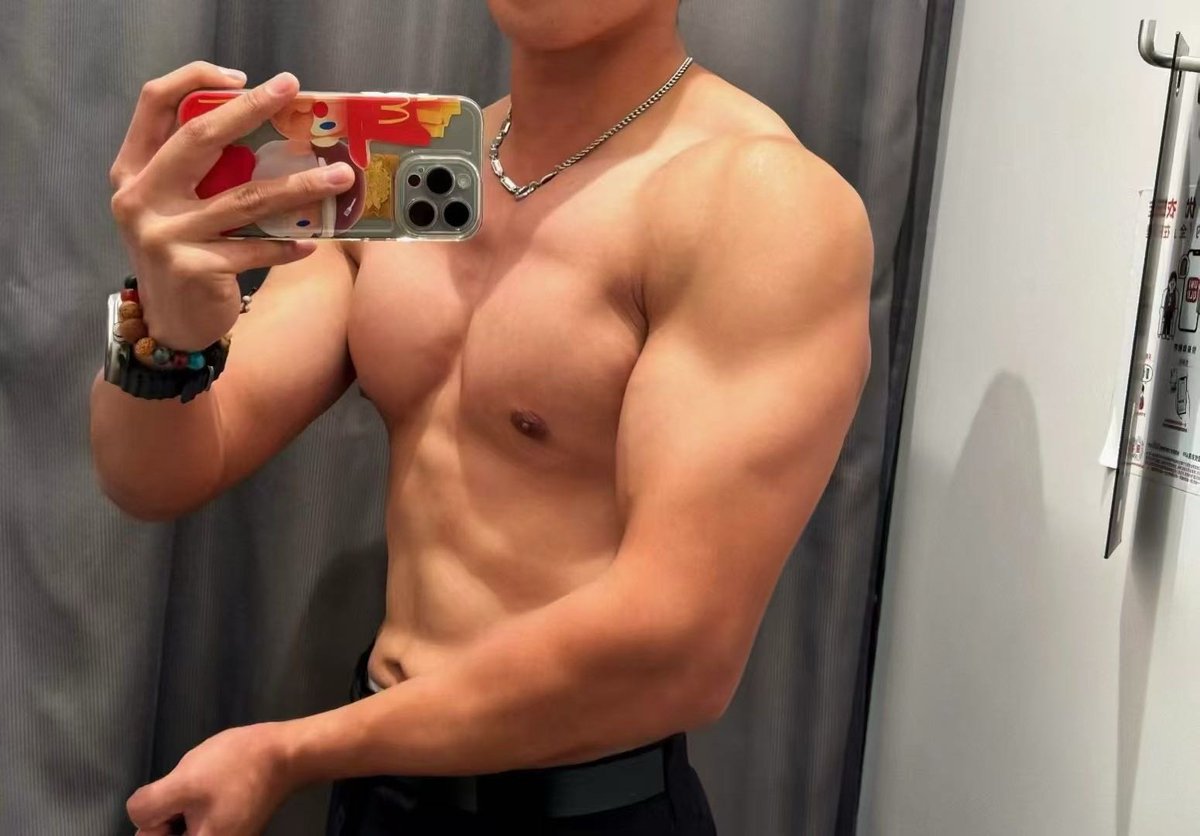 shake674935's tweet photo. 我的大胸💪牛。上周玩了两个牛，都潮喷了💦
我身体稀有敏感，兴奋点是胸肌，玩舔牛的胸肌可以无手碰j射 https://t.co/BABaJuRAPX