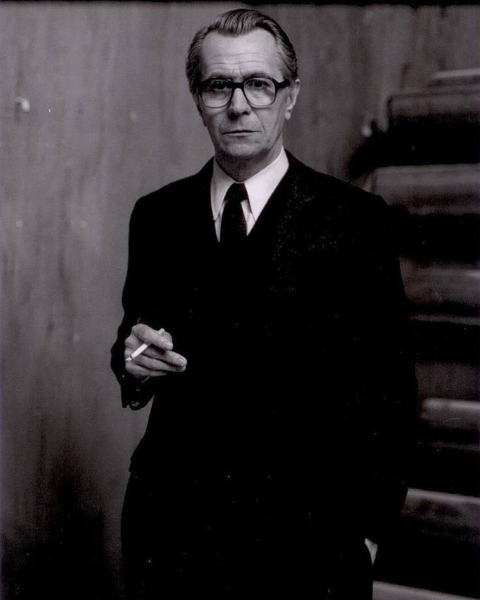 “Eskiden bir odaya girdiğimde insanların beni sevip sevmediğini merak ederdim. Şimdi etrafıma bakıyorum ve ben onları sevip sevmediğimi merak ediyorum.”

- Gary Oldman