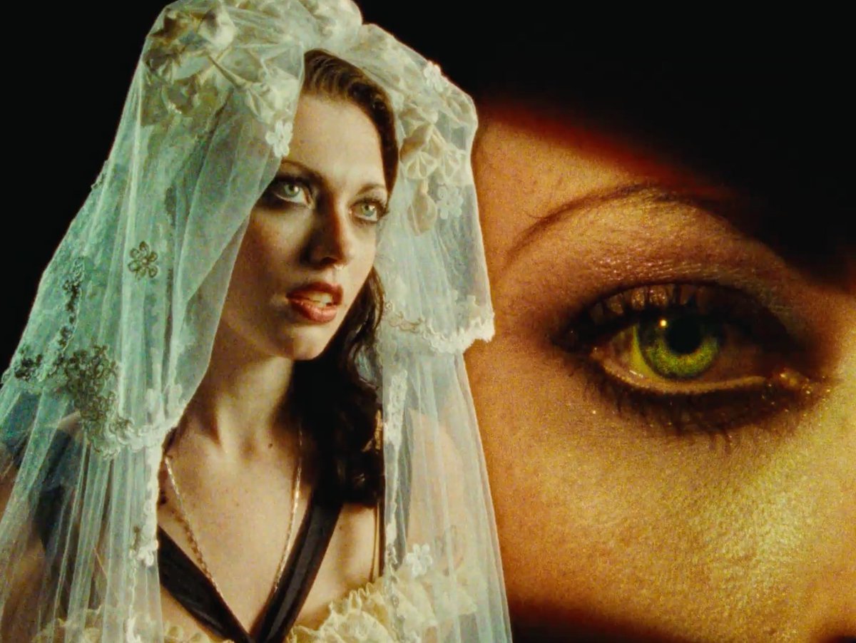 🔥“THUM” es el primer single de Violet Grohl 🎙️🎸 y ya se puede ver y escuchar en todas las plataformas. Medios como Rolling Stone y Consequence han destacado su lanzamiento. Dale play. ▶️ youtu.be/luQLsQxSjRo